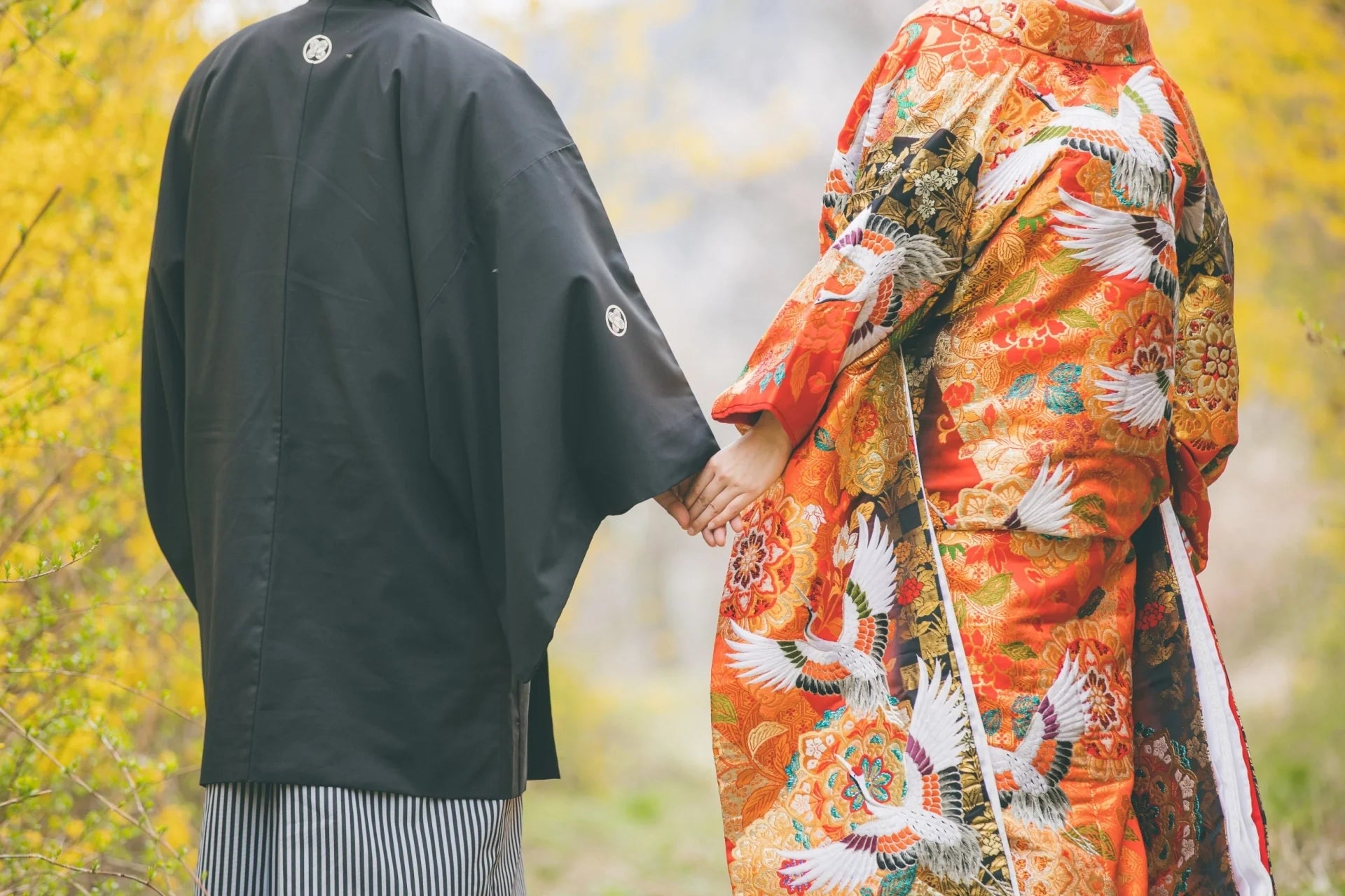 夏場の結婚式の衣装は?