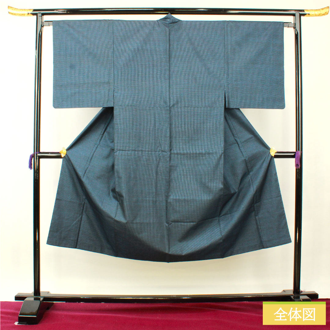 男物 正絹 身丈139.5cm 裄丈66.5cm 大島紬 100亀甲 亀甲模様 Sランク 袷 紺系 1119000812318