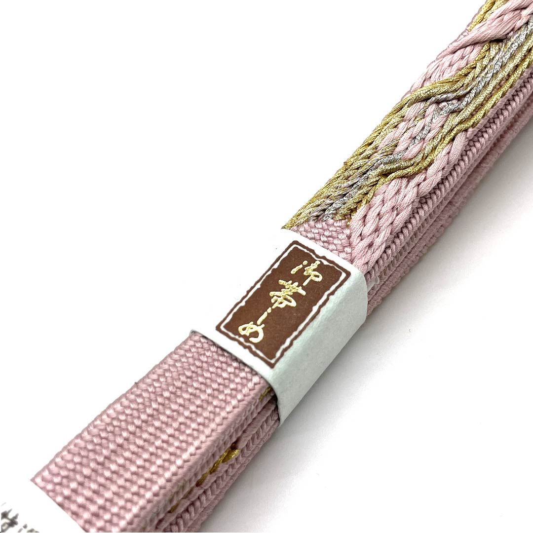 (Like new) Pure silk obijime (sash band) in pale pink (tankoshokuiro) with specially selected gold and silver threads. Approximately 162cm long and 2cm wide. Semi-formal, S rank. Pink. Product code: 1135001152913