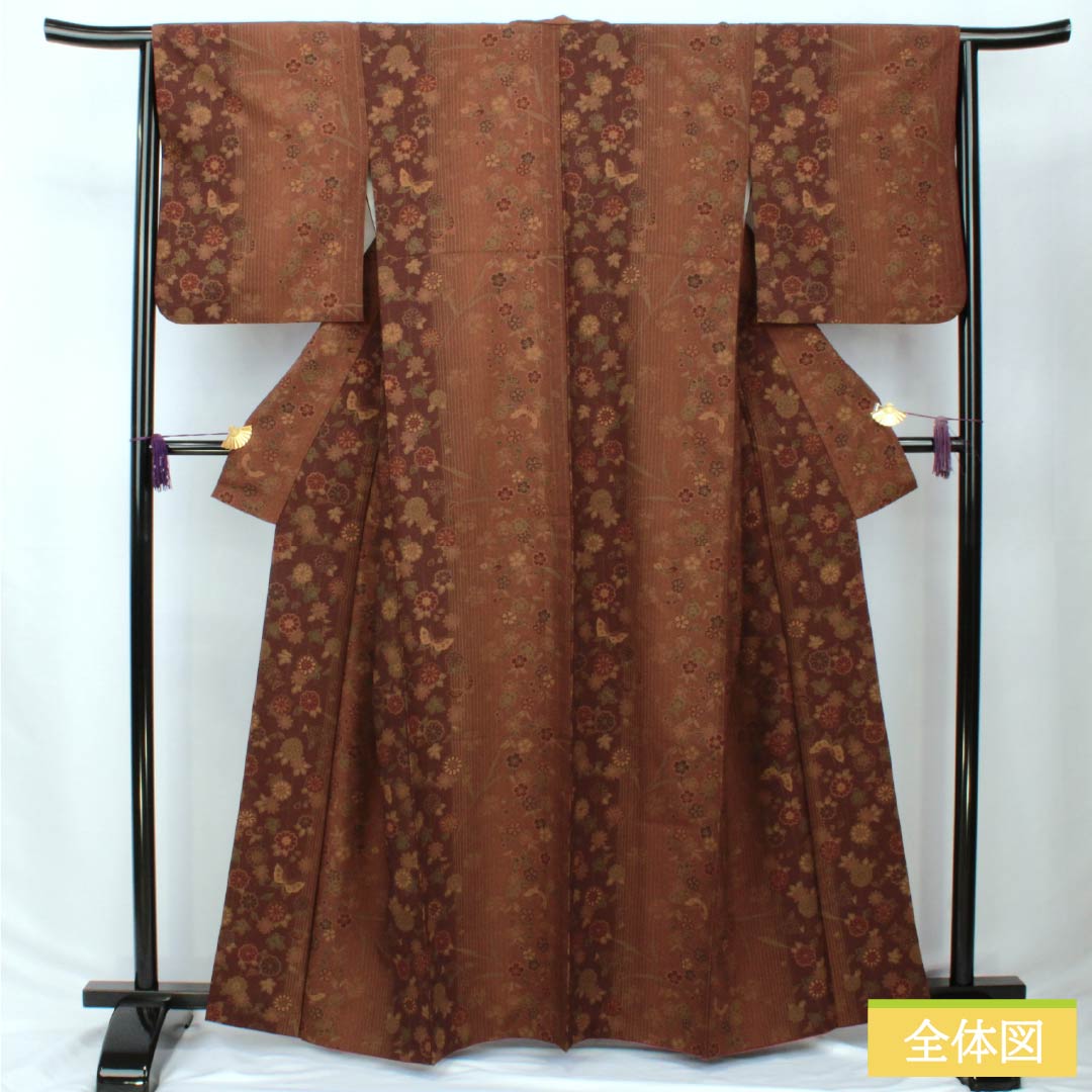 小紋 ポリエステル 身丈163cm 裄丈64.5cm 袷 焦色(こがれいろ) 煉瓦色(れんがいろ) 草花模様 蝶 洗える着物 Sランク 茶系 1115005992414