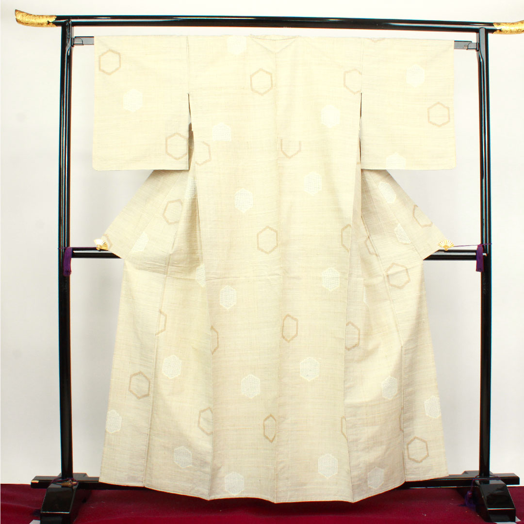 紬 身丈161.5cm 裄丈63.5cm 練色 亀甲 正絹 Sランク 単衣 クリーム系 1116002452415