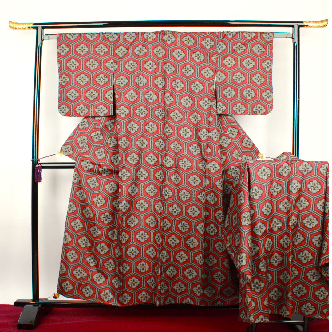 村山大島 身丈151.5cm 裄丈62cm 臙脂色 アンサンブル 亀甲に梅 正絹 Aランク 袷 赤系 1116001633212