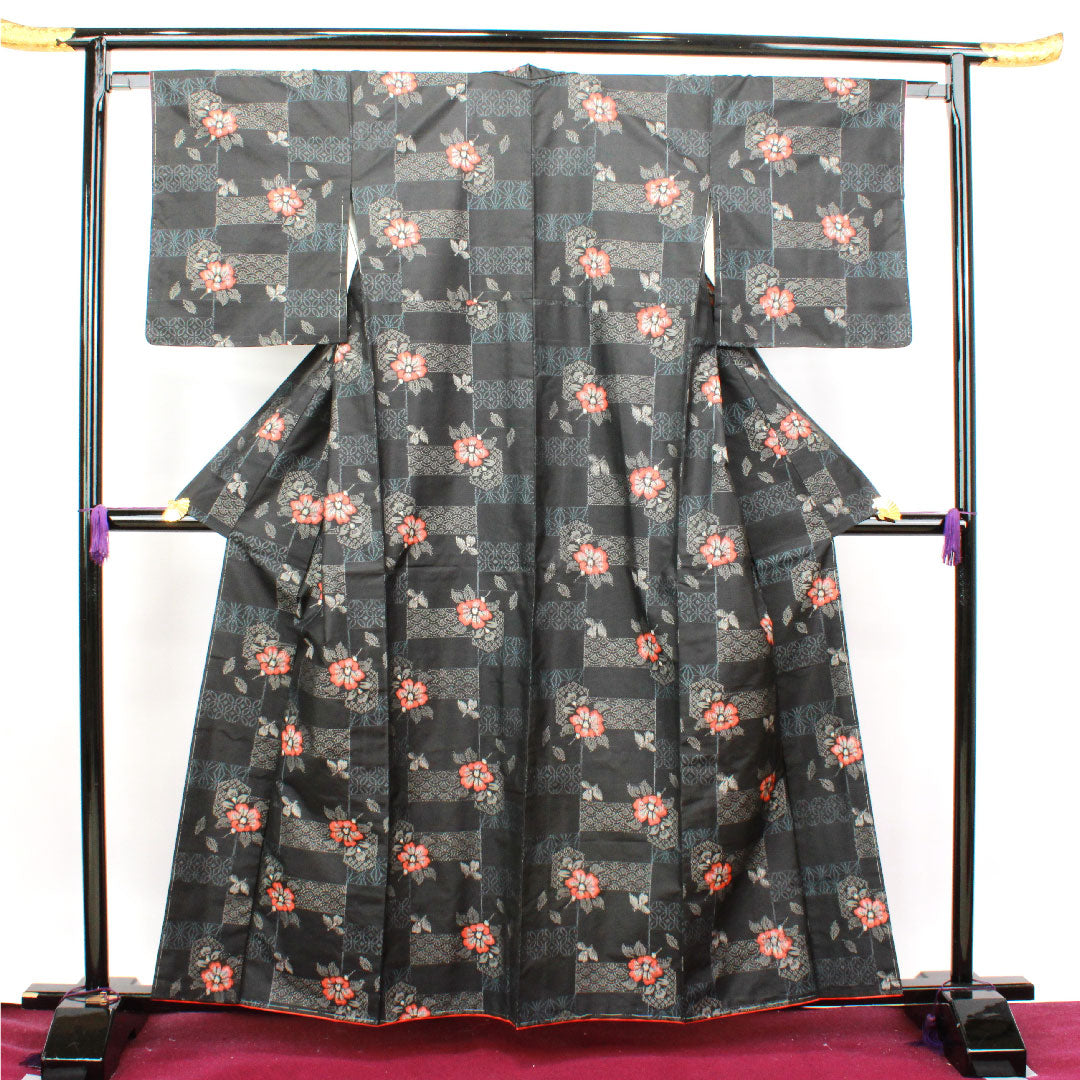 村山大島紬 身丈160cm 裄丈64cm しつけ糸付き 未使用品 市松 吉祥文様 抽象花 正絹 Sランク 袷 黒系 1116002702410