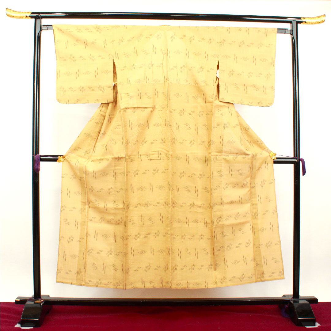 夏物 正絹 紬 身丈151.5cm 裄丈63cm 楊梅色(やまももいろ) 琉球模様 絣 夏紬 紗 Sランク ベージュ系 1132001632225