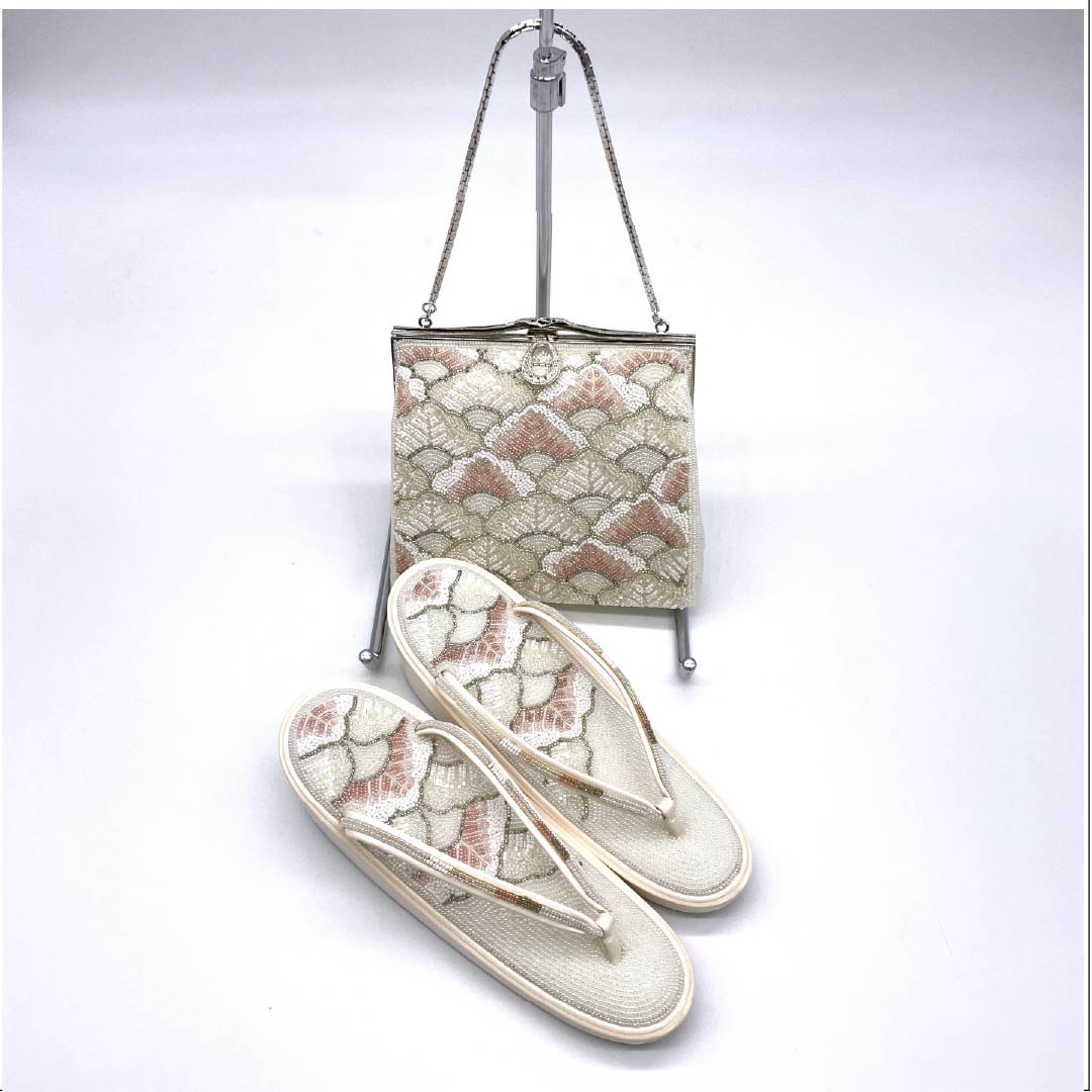 (新古品)草履バックセット フォーマル 白色(しろいろ) 未使用品 ビーズ 松 Mサイズ 白系 Aランク 1133000153311