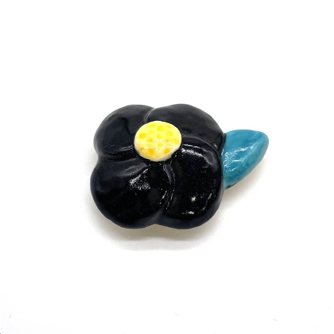 (New old stock) Obi fastener, ceramic, casual, black, ceramic, camellia flower, length approx. 4cm, width approx. 5cm, S rank, black, 1137000382910