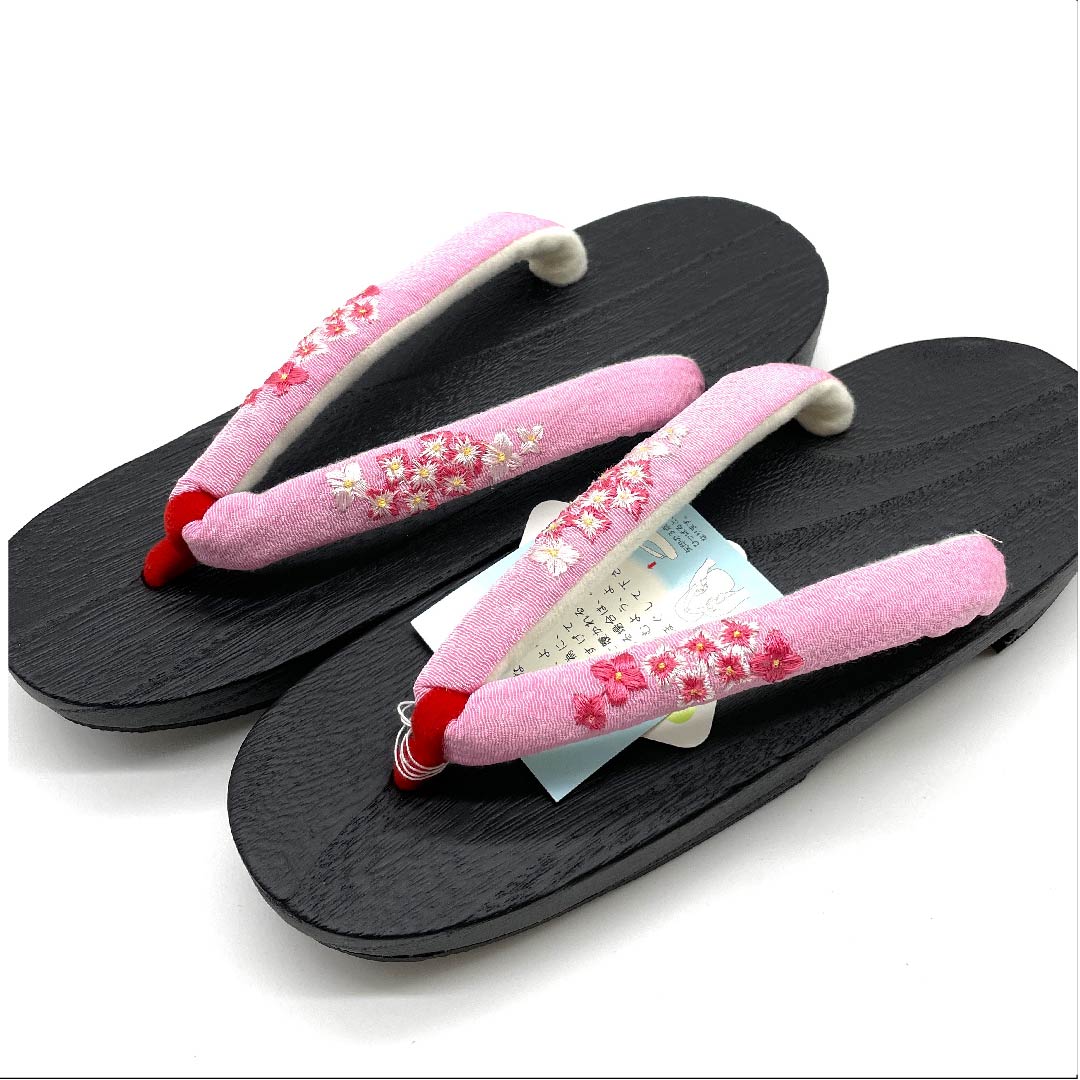 (新品未使用品)下駄 ちりめん 刺繍 花模様 XLサイズ 黒系 NEWランク 1122001111510