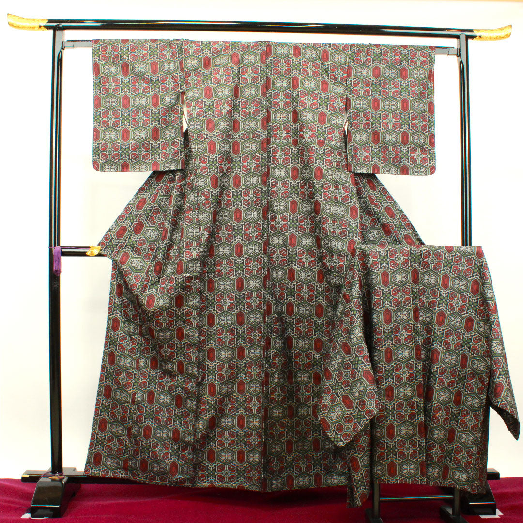 村山大島紬 身丈162cm 裄丈63.5cm しつけ糸付き 未使用品 アンサンブル 幾何学模様 正絹 Sランク 袷 黒系 1116002732410