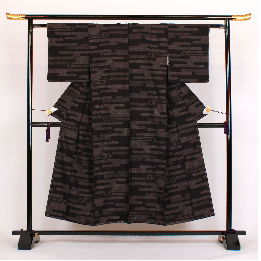 結城紬 身丈154cm 裄丈61cm 100亀甲 ヱ霞模様 正絹 Aランク 袷 黒系 1116000603210