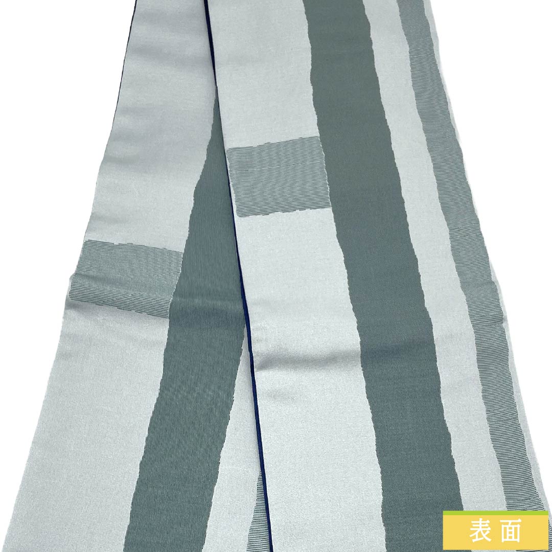 (新品)半幅帯 ポリエステル NEWランク 銀白色(ぎんはくしょく) 紺桔梗色(こんききょういろ) 縞 リバーシブル 広幅 帯丈388cm グレー系 1125006091322