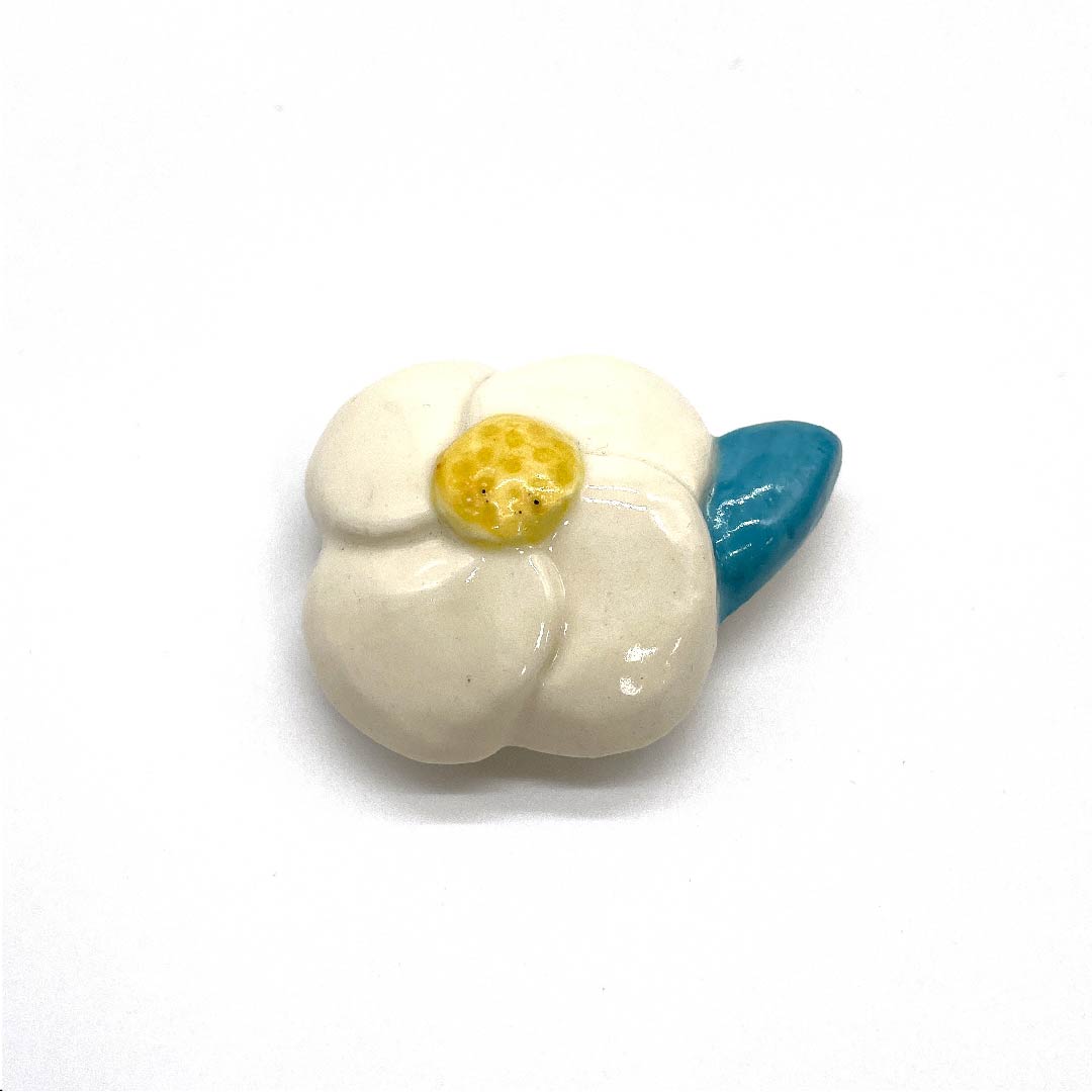 (New old stock) Obi fastener, ceramic, casual, milky white, ceramic, camellia flower, length approx. 4cm, width approx. 5.5cm, S rank, white, 1137000452911