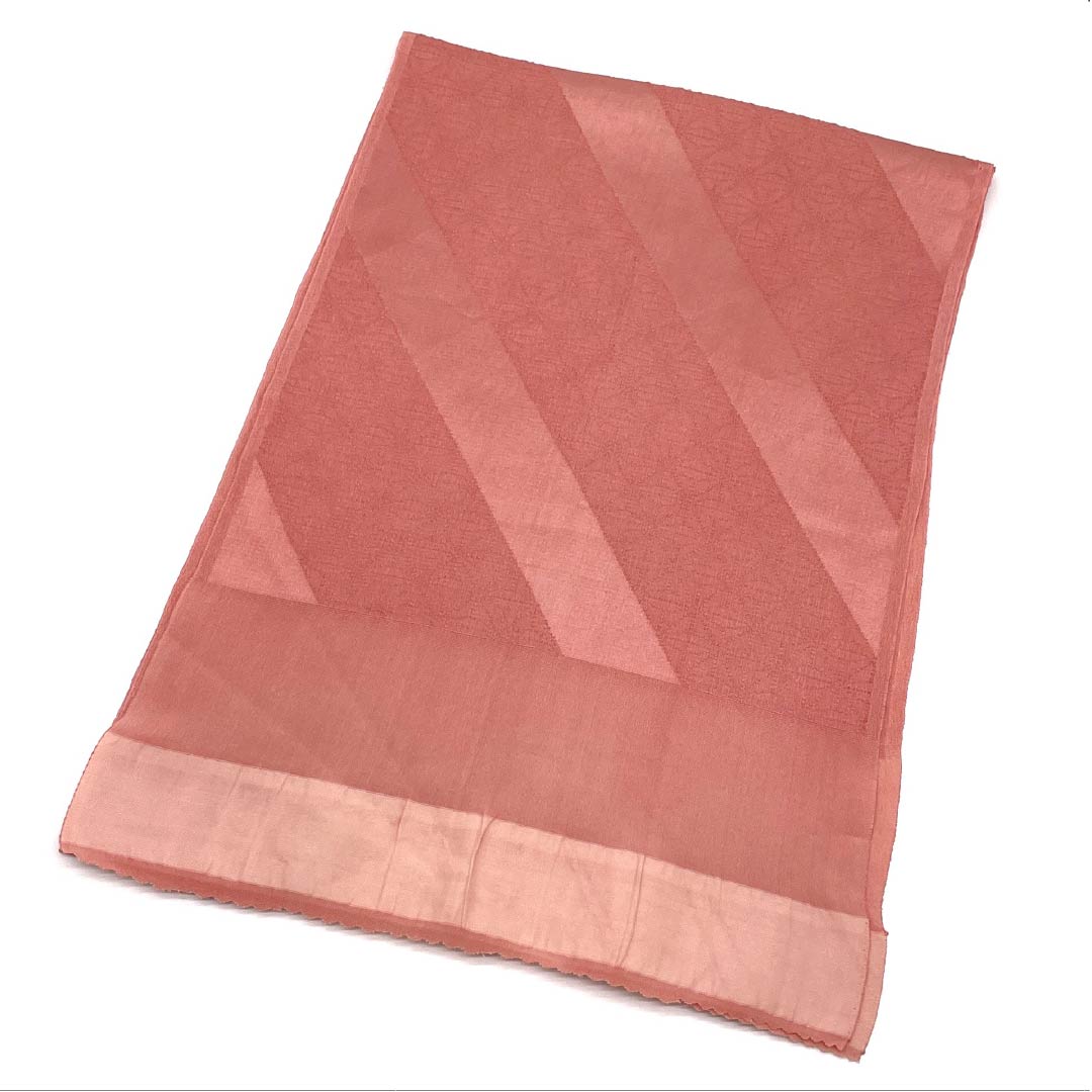 Casual obiage (sash sash) made of pure silk, S-rank, in Choshun-iro (Choshu-iro) and Akebono-iro (Akebono-iro) with hemp leaf pattern and diagonal lines, approximately 168cm long and 28cm wide, in pink. Product code: 1136001932913