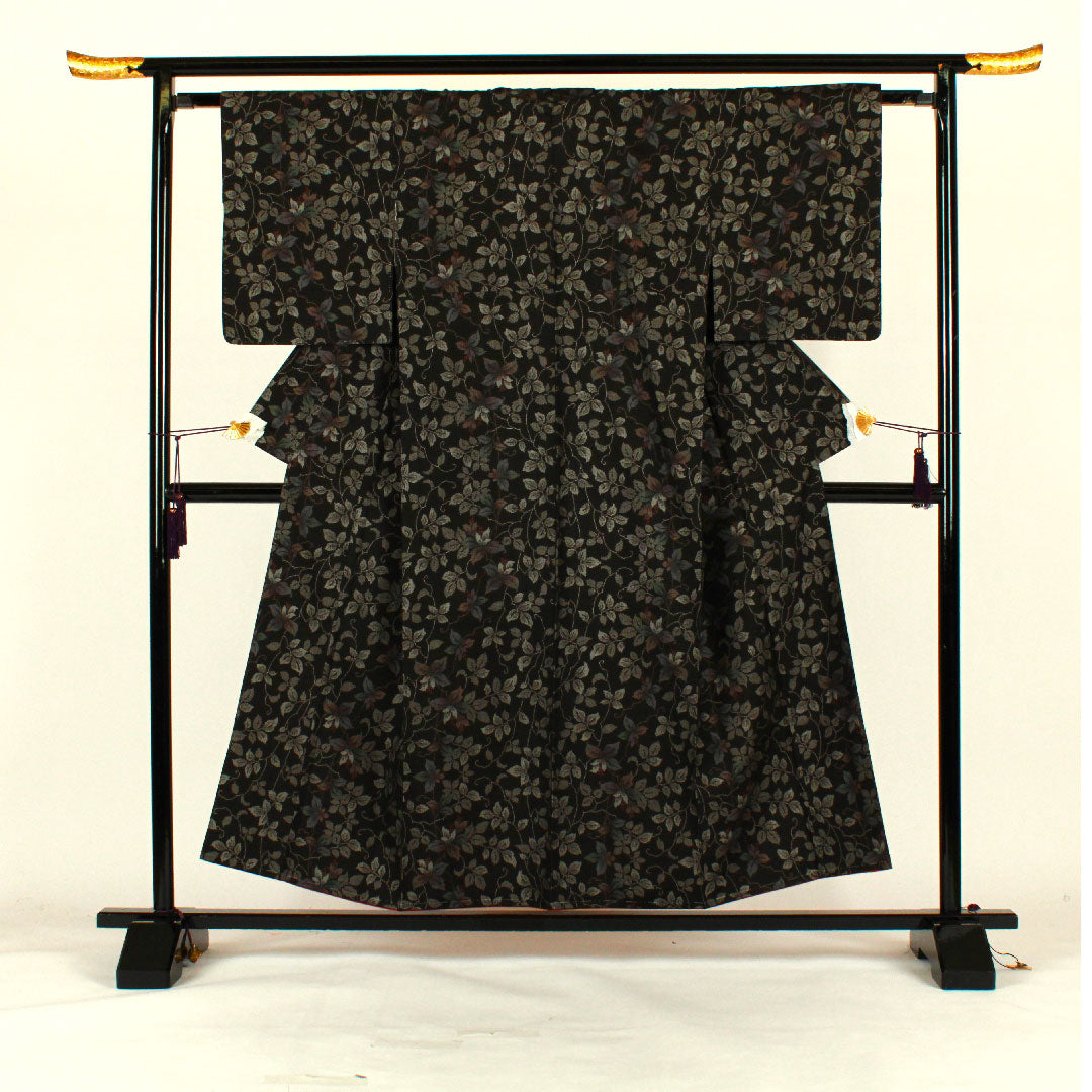 大島紬 身丈156cm 裄丈63cm 経緯絣 草花模様 正絹 Sランク 袷 黒系 1116001192310