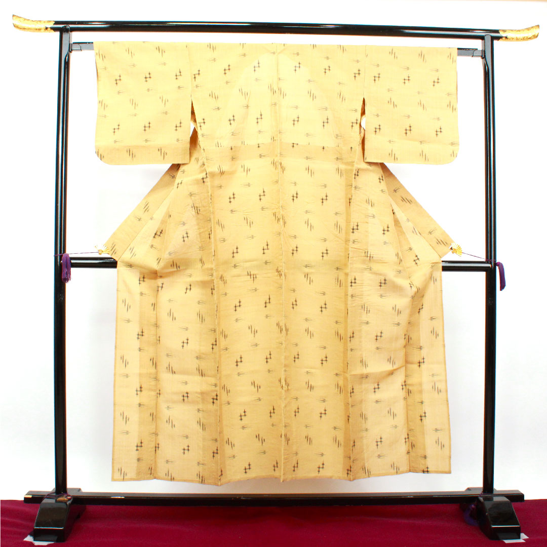 夏物 麻 紬 身丈152cm 裄丈62.5cm 楊梅色(やまももいろ) 琉球模様 絣 夏紬 紗 Sランク ベージュ系 1132001612225