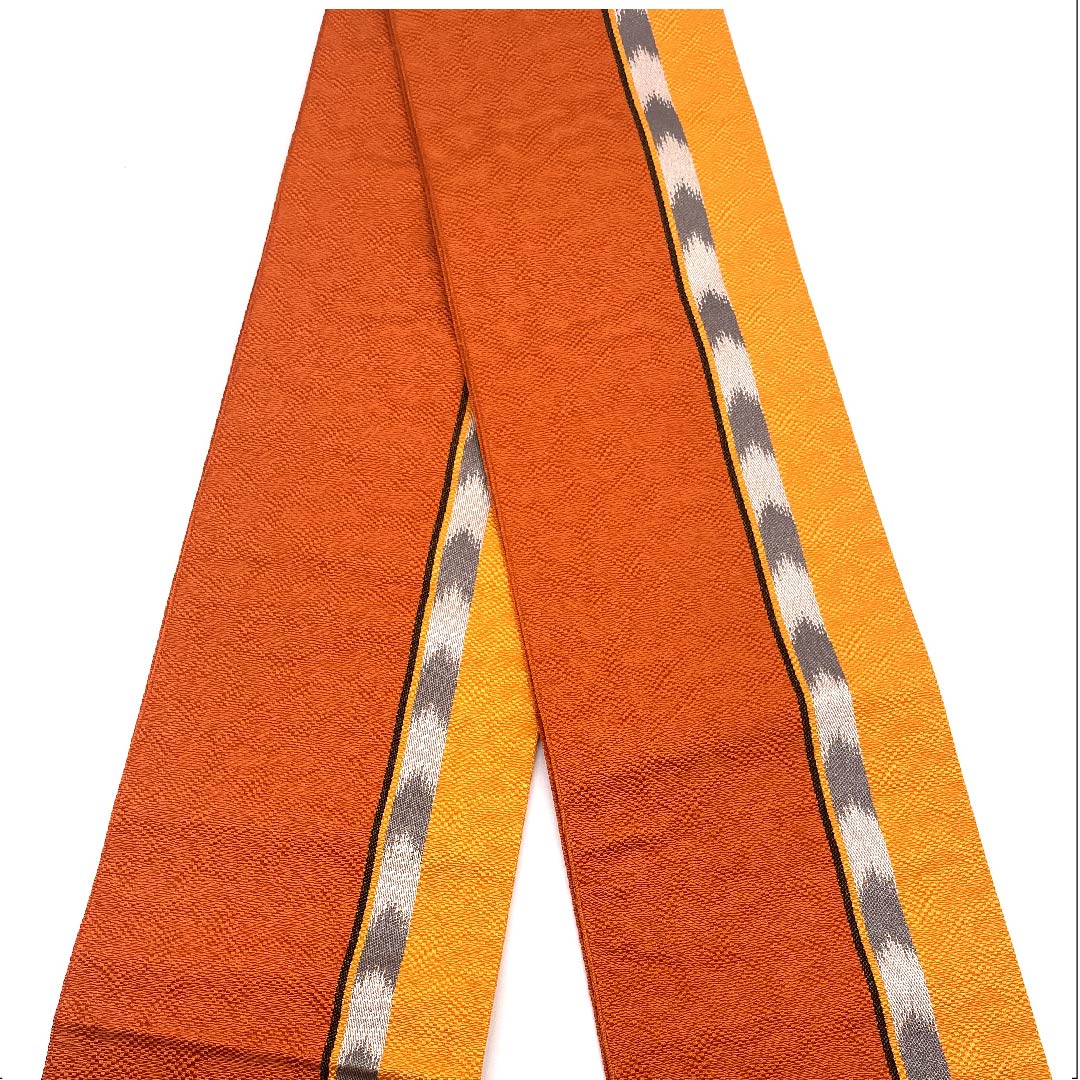 (未仕立)半幅帯 ポリエステル 銀朱色(ぎんしゅいろ) 橙色(だいだいいろ) 矢絣 幾何学模様 帯丈394cm 橙系 Sランク 1125001252326