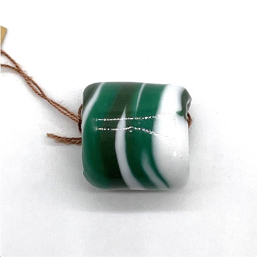 (新古品) 帯留め 陶磁器 カジュアル 緑琉璃色(リューリューリースー) トンボ玉 縞 曲線 長さ約2cm 幅約2cm Sランク 緑系 1137000252919