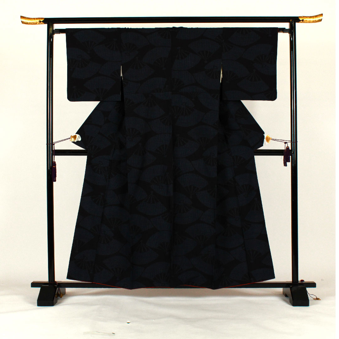 結城紬 身丈159.5cm 裄丈65cm 80亀甲 扇 正絹 Aランク 袷 黒系 1116001173310