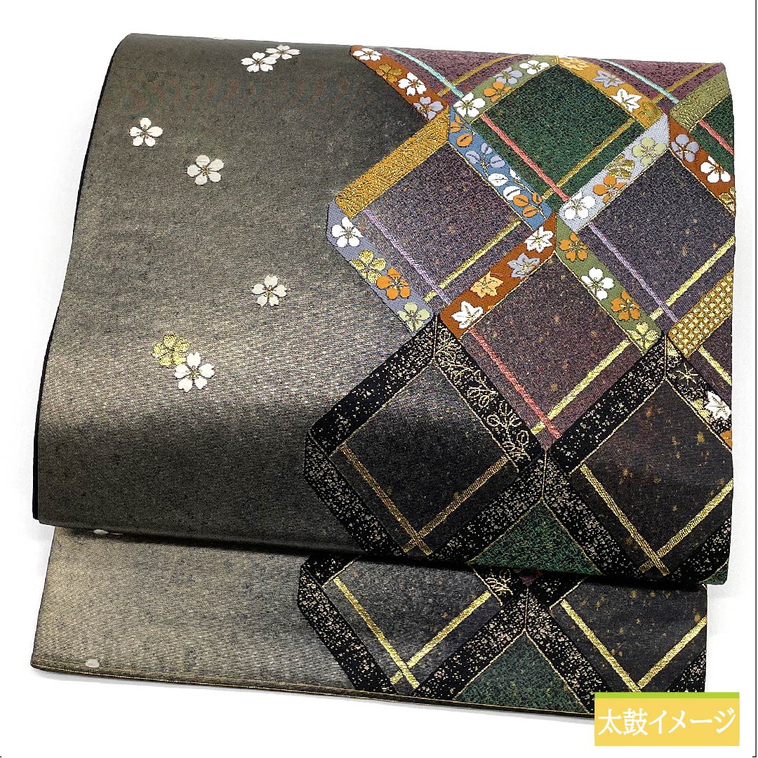 袋帯 正絹 消炭鼠色(けしずみねずみいろ) 市松違献上 うるし箔 小桜 紅葉 帯丈445cm Sランク 六通 セミフォーマル 銀系 1123011392322