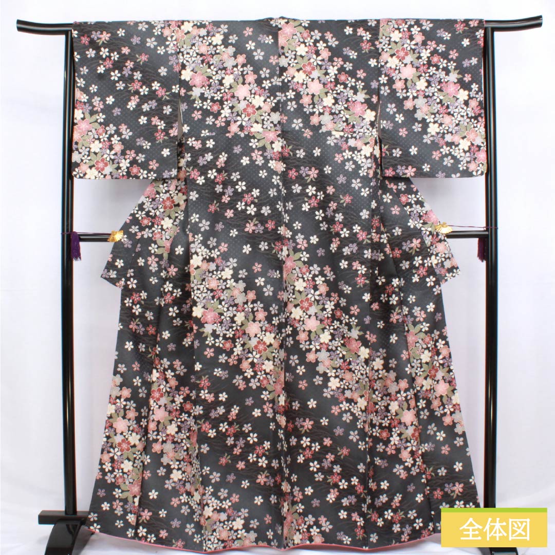小紋 ポリエステル 身丈164.5cm 裄丈63.5cm 袷 熨斗目色(のしめいろ) 露芝 桜 洗える着物 Sランク グレー系 1115006112422