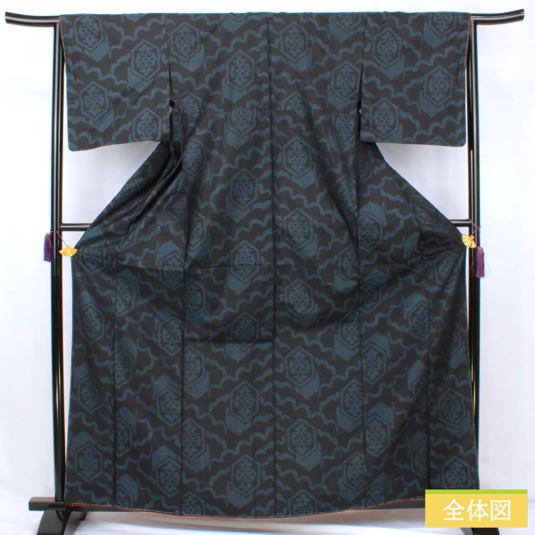 紬 正絹 Sランク 身丈165cm 裄丈65cm 相済茶色(あいすみちゃいろ) 大島紬 横双絣 幾何学模様 袷 紺系 1116004732518