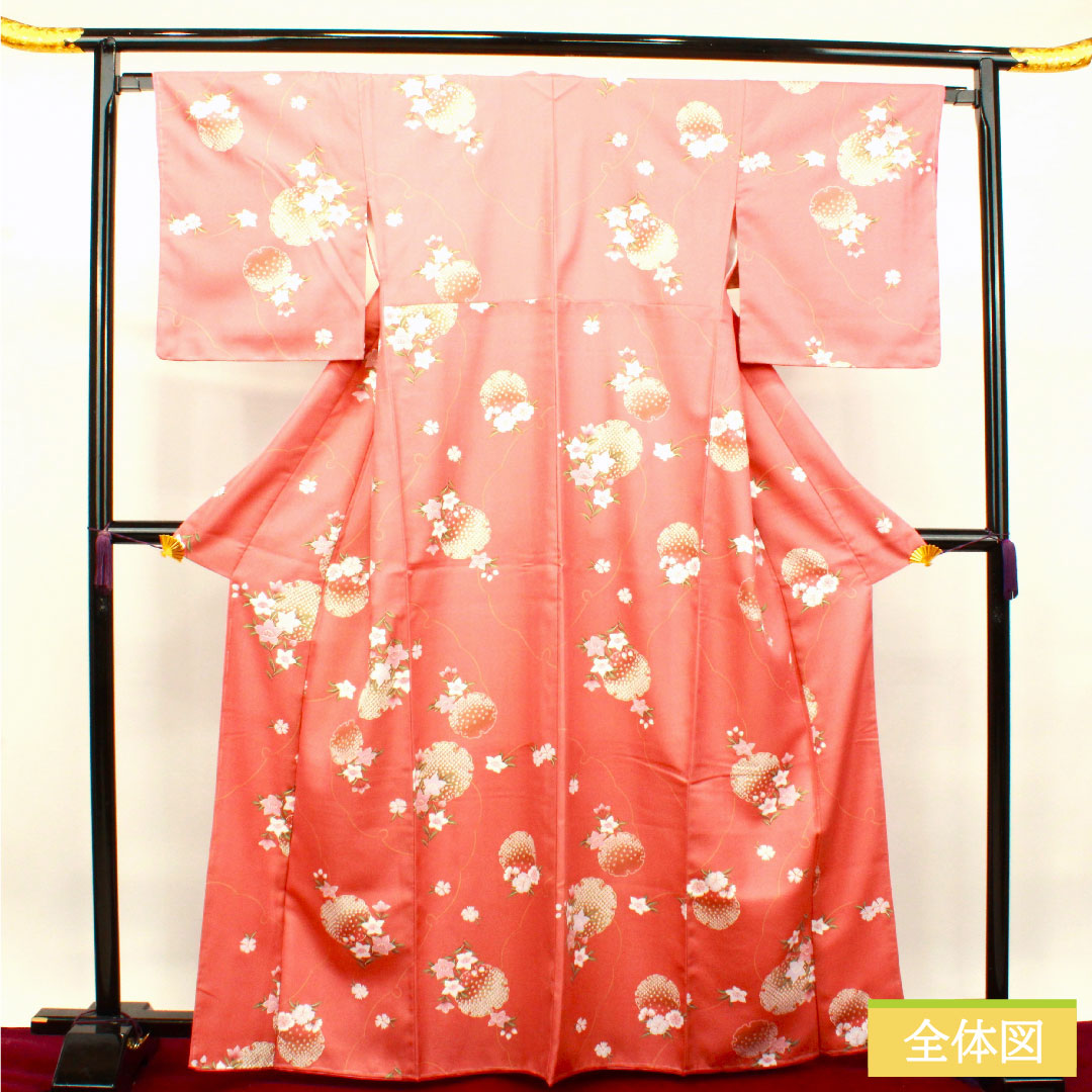 小紋 ポリエステル 身丈165cm 裄丈65.5cm 袷 薄紅梅色(うすこうばいいろ) 洗える着物 雪輪 花模様 しつけ糸付き Sランク ピンク系 1115003992513