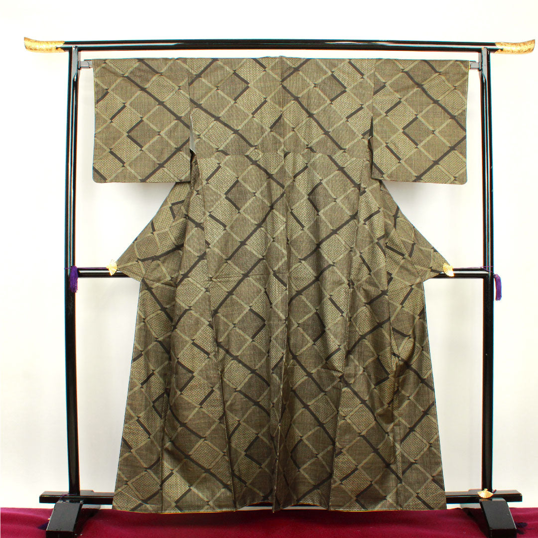 大島紬 身丈160.5cm 裄丈67cm 経緯絣 菱 正絹 Sランク 袷 黒系 1116002092410