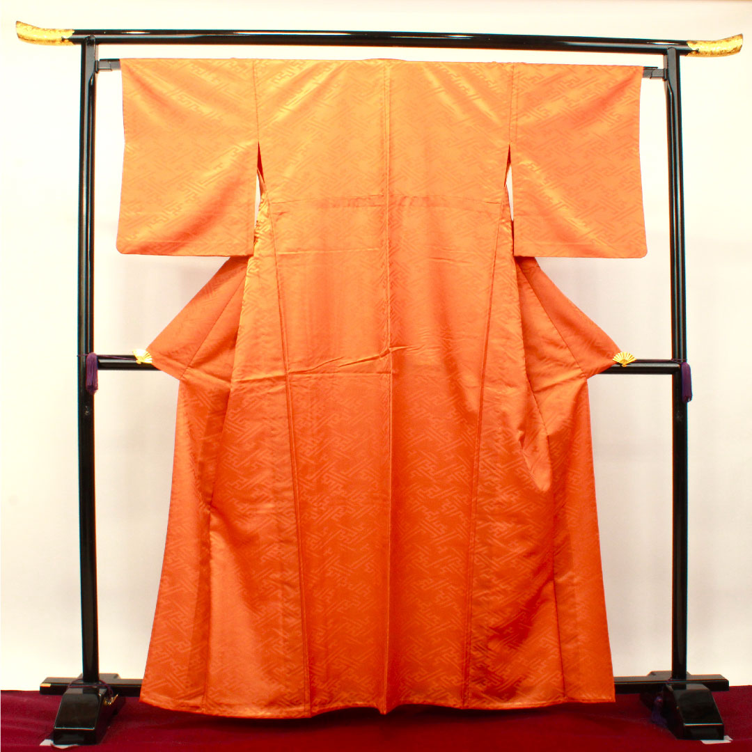 色無地 ポリエステル 照柿色 紗綾形 洗える着物 身丈163cm 裄丈66cm 単衣 Sランク 橙系 1114001032426