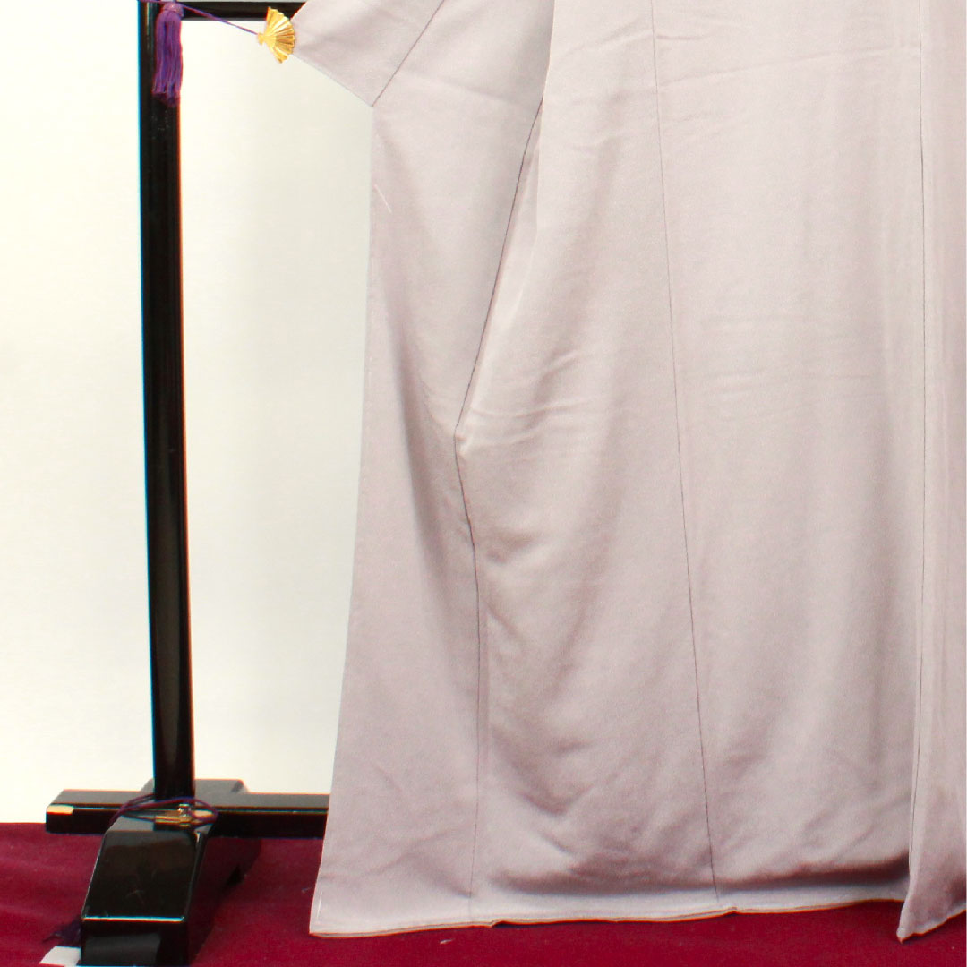 色無地 ポリエステル 鈍紫色 洗える着物 素無地 しつけ糸付き 未使用品 藤輪に木瓜 身丈170cm 裄丈66.5cm 袷 Sランク 紫系 1114000752620