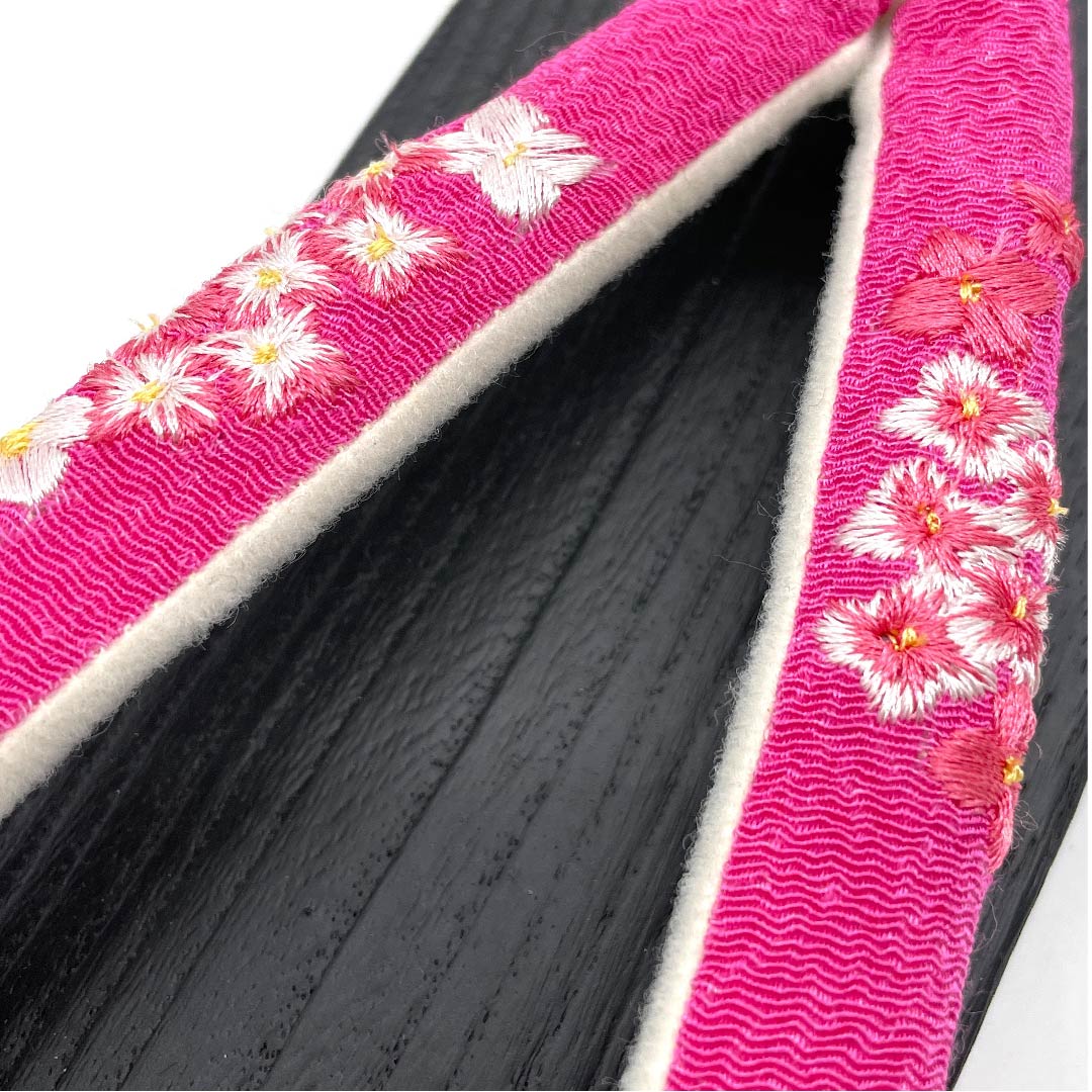 (新品未使用品)下駄 ちりめん 刺繍 花模様 Lサイズ 黒系 NEWランク 11220009210