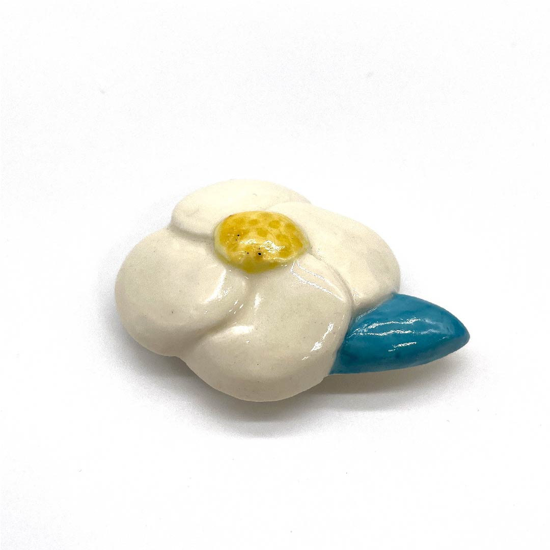 (New old stock) Obi fastener, ceramic, casual, milky white, ceramic, camellia flower, length approx. 4cm, width approx. 5.5cm, S rank, white, 1137000452911