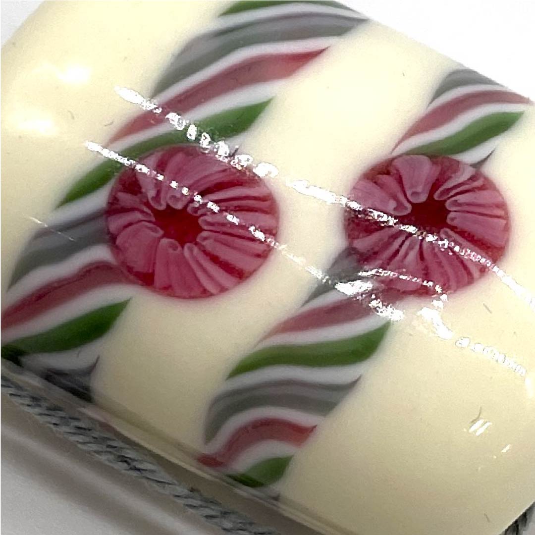 (新古品) 帯留め 陶磁器 カジュアル 乳白色(にゅうはくしょく) トンボ玉 花 縞 長さ約2.5cm 幅約3cm Sランク 白系 1137000092911