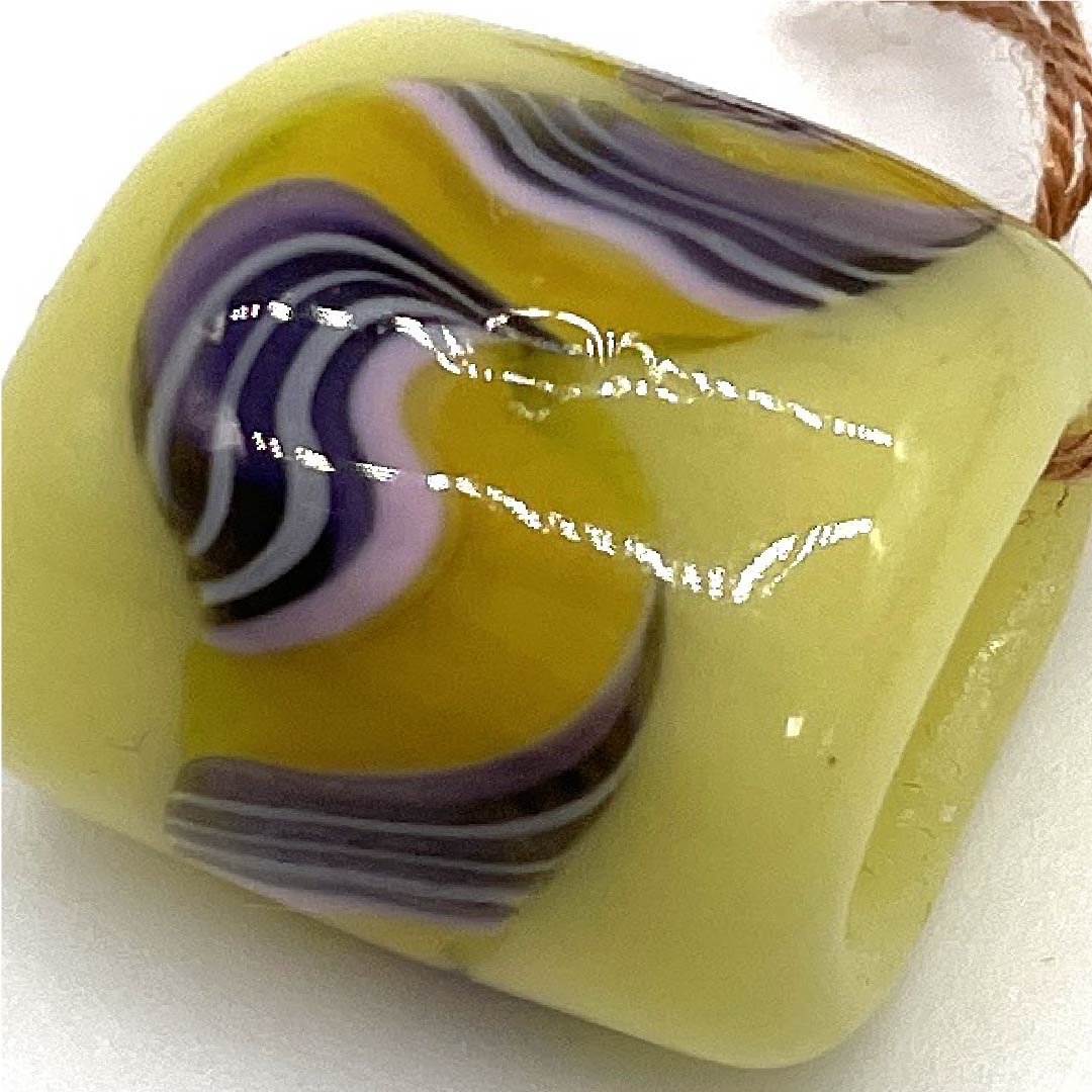 (新古品) 帯留め 陶磁器 カジュアル 嫩黄色(どんこうしょく) トンボ玉 螺旋 曲線 長さ約2cm 幅約2cm Sランク 黄系 1137000262923