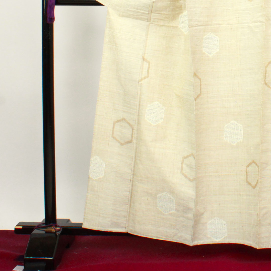 紬 身丈161.5cm 裄丈63.5cm 練色 亀甲 正絹 Sランク 単衣 クリーム系 1116002452415
