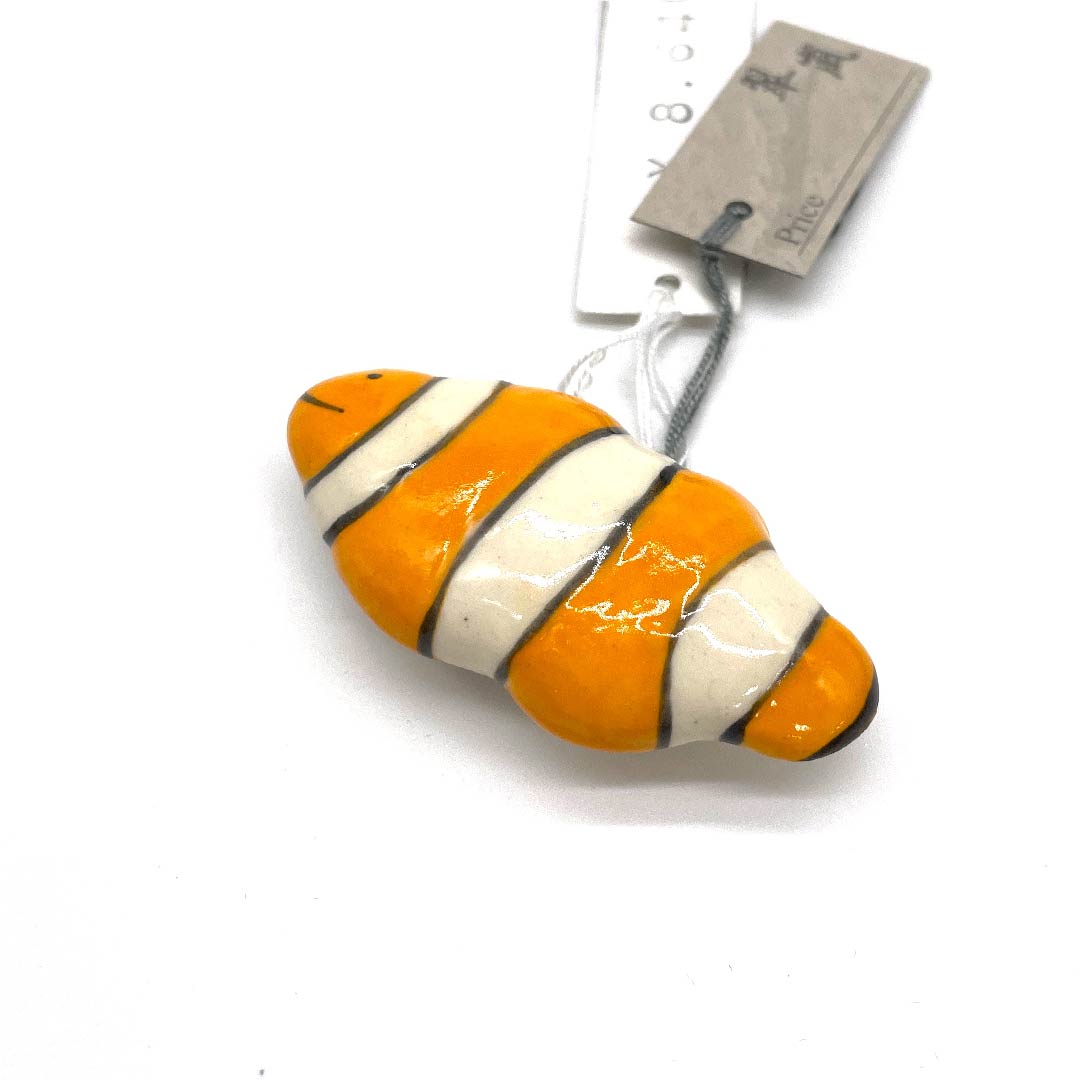 (新古品) 帯留め 陶磁器 カジュアル 橙色(だいだいいろ) 陶器 魚 かくれくまのみ 長さ約3cm 幅約5.5cm Sランク 橙系 1137000642926