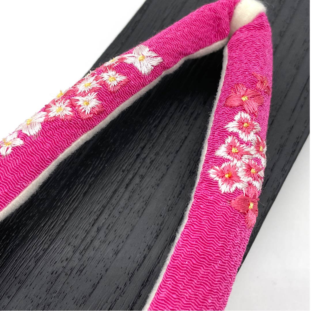 (新品未使用品)下駄 ちりめん 刺繍 花模様 Lサイズ 黒系 NEWランク 1122000931410