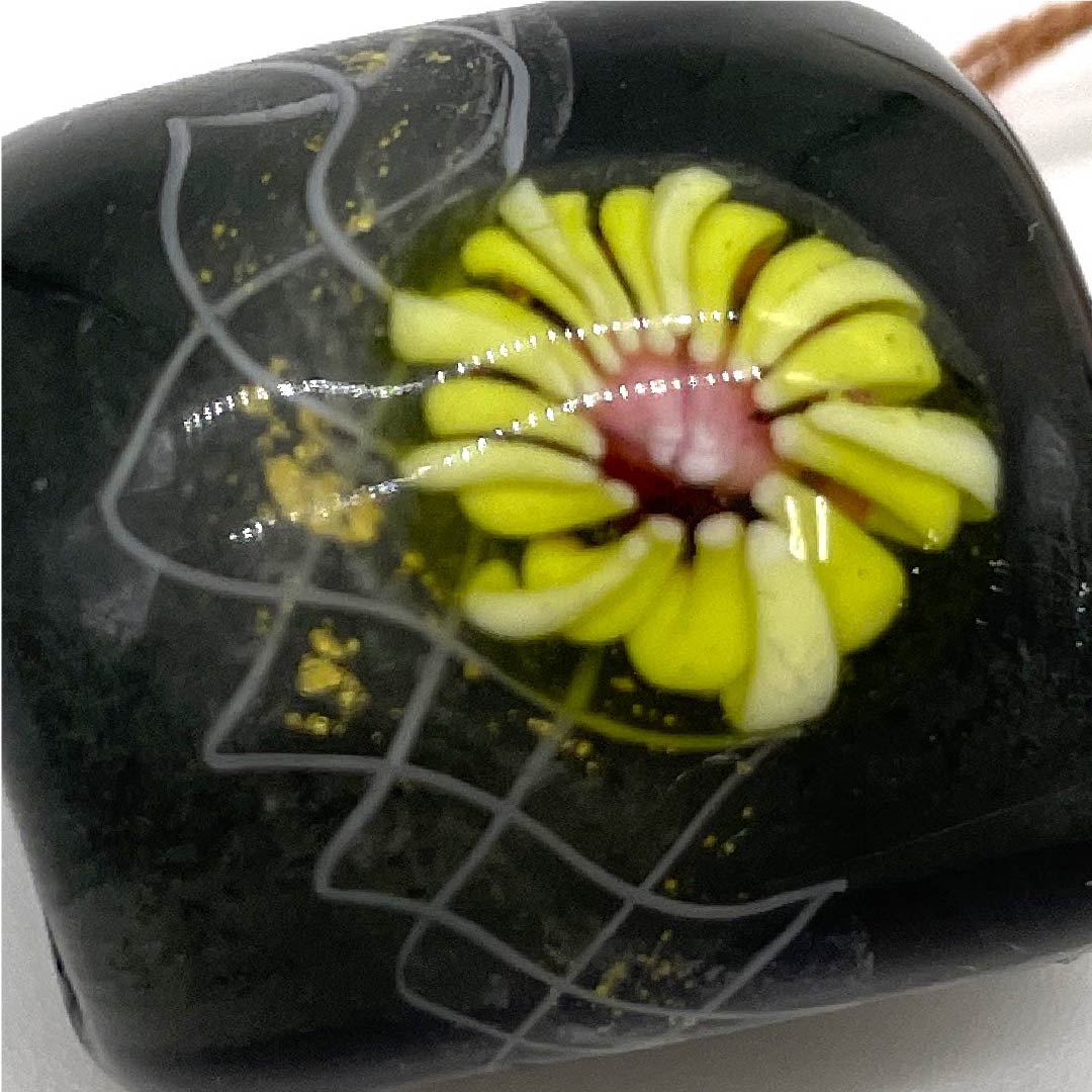 (新古品) 帯留め 陶磁器 カジュアル 涅色(くりいろ) トンボ玉 螺旋 花 長さ約2.5cm 幅約2cm Sランク 黒系 1137000232910