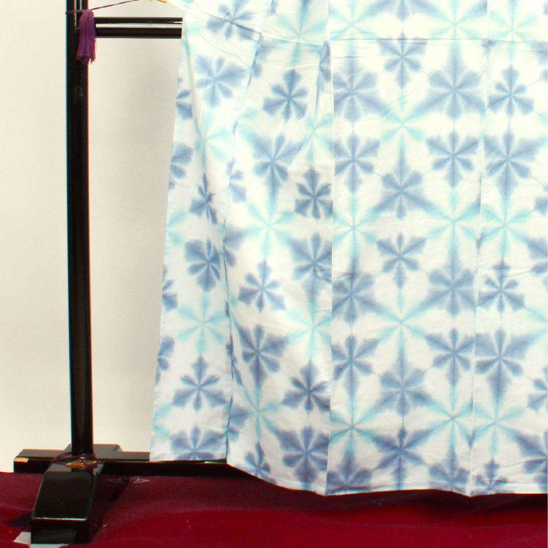 (新品未使用品)浴衣 雪花絞り しつけ糸付き 未使用品 抽象模様 板締め絞り 木綿 NEWランク 単衣 身丈162cm 裄丈65cm 青系 1118003921417