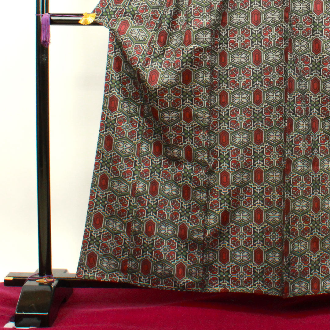 村山大島紬 身丈162cm 裄丈63.5cm しつけ糸付き 未使用品 アンサンブル 幾何学模様 正絹 Sランク 袷 黒系 1116002732410