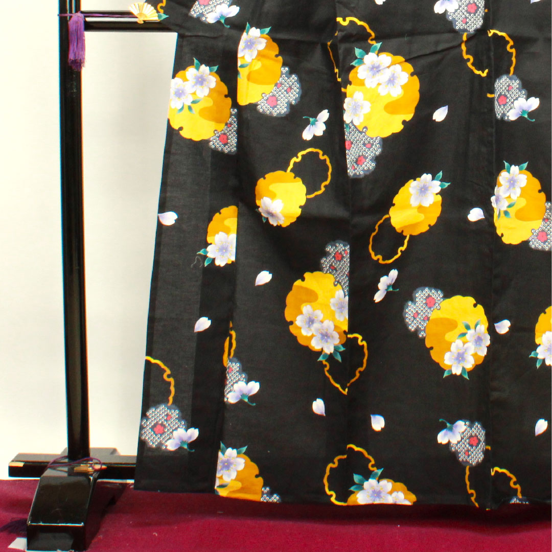 浴衣 しつけ糸付き 未使用品 雪輪 桜 木綿 Sランク 単衣 身丈163.5cm 裄丈64.5cm 黒系 1118003092410