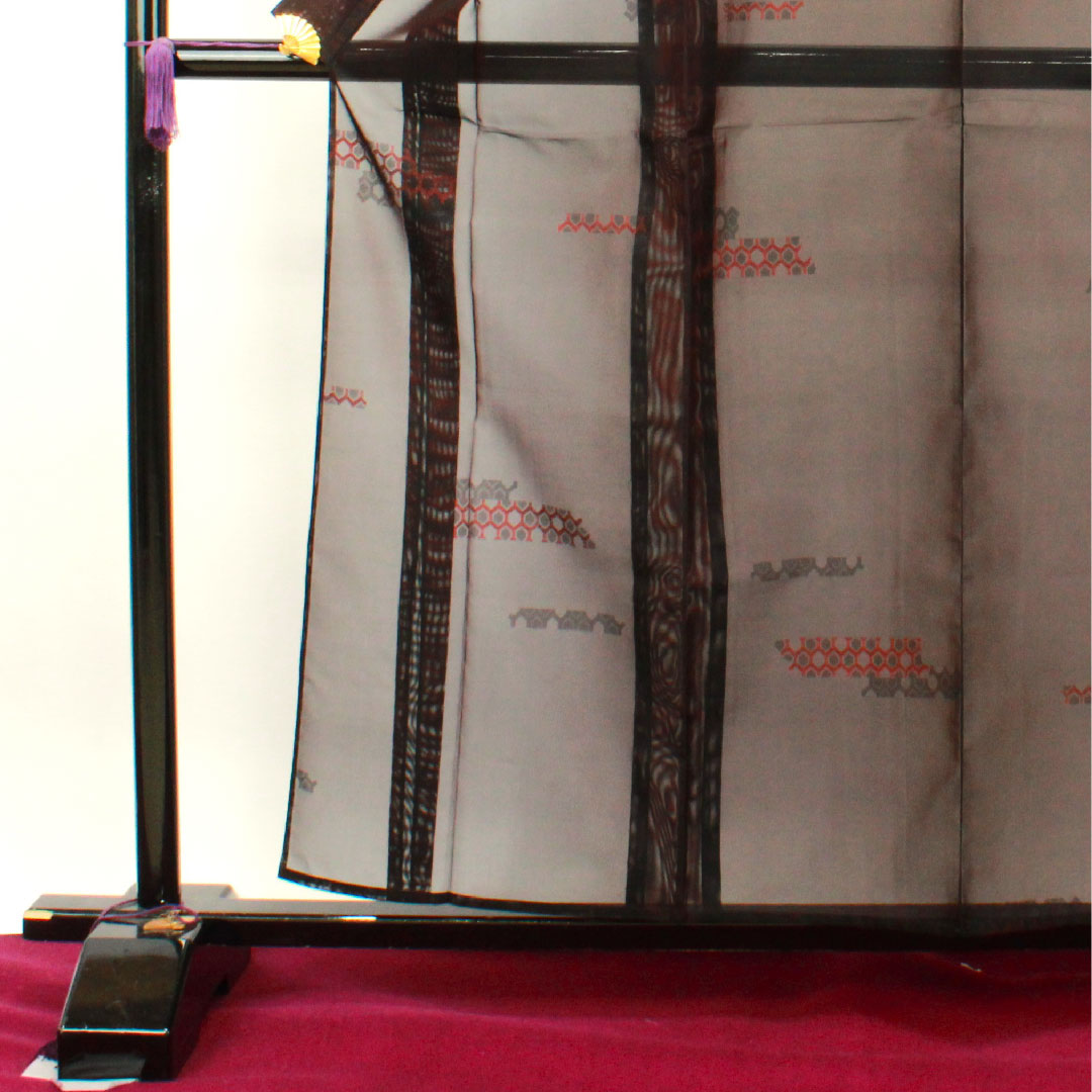 夏物 正絹 色無地 身丈159.5cm 裄丈61.5cm 小豆茶色(あずきちゃいろ) 幾何学模様 しつけ糸付き 未使用品 紗 Sランク 赤系 1132001732312