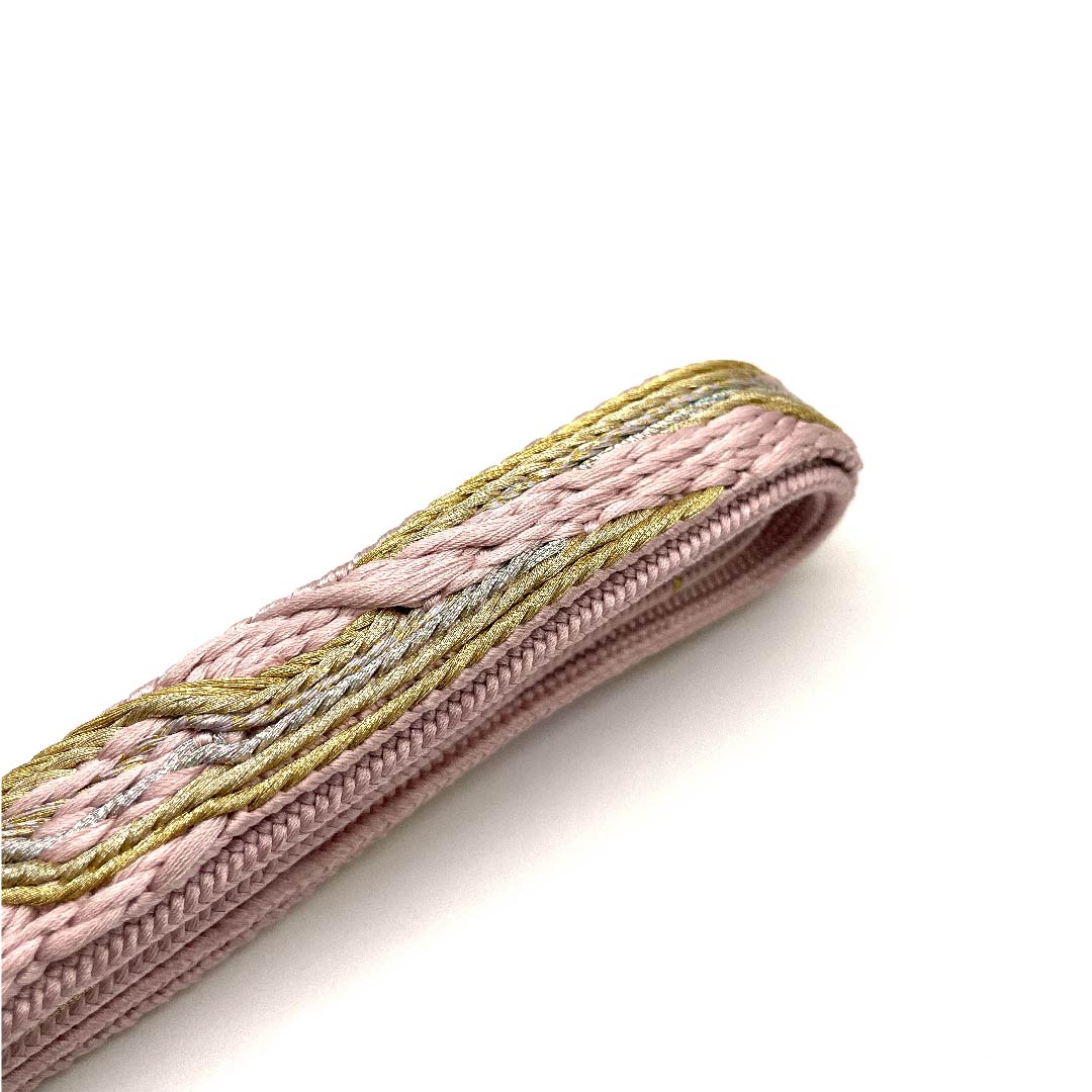 (Like new) Pure silk obijime (sash band) in pale pink (tankoshokuiro) with specially selected gold and silver threads. Approximately 162cm long and 2cm wide. Semi-formal, S rank. Pink. Product code: 1135001152913
