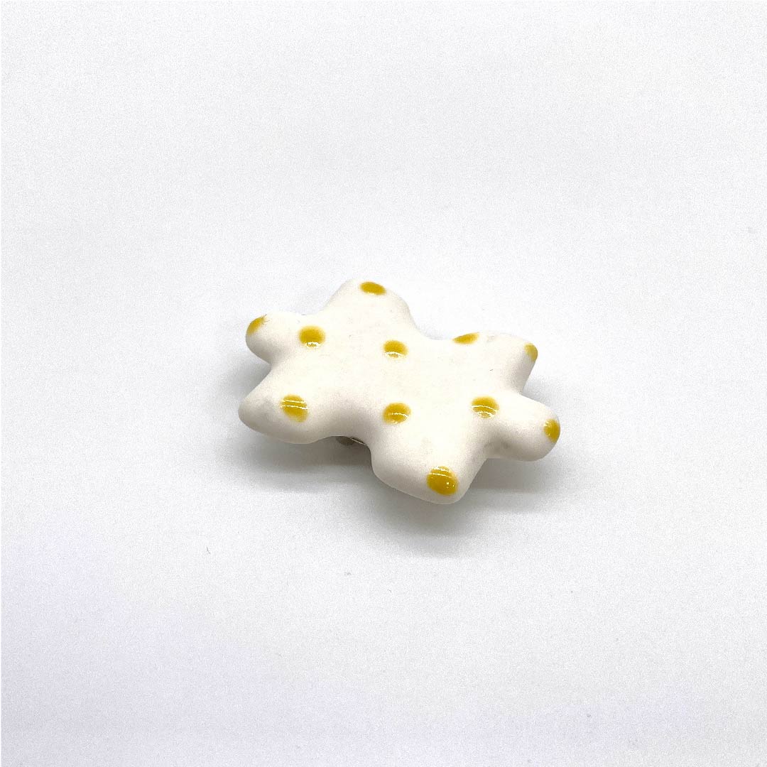 (New old stock) Obi fastener, ceramic, casual, white, ceramic, puzzle, length approx. 3cm, width approx. 4cm, S rank, white, 1137000422911