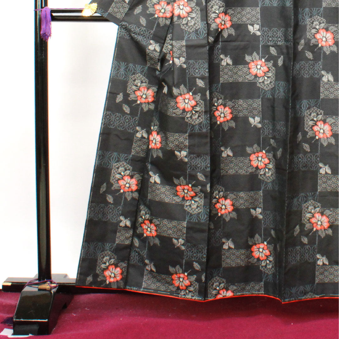 村山大島紬 身丈160cm 裄丈64cm しつけ糸付き 未使用品 市松 吉祥文様 抽象花 正絹 Sランク 袷 黒系 1116002702410