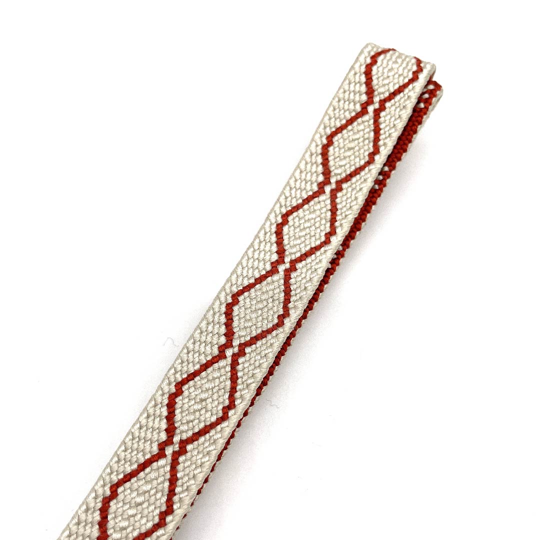 (新古品) 帯締め 正絹 四分紐 象牙色(ぞうげいろ) 手組紐 幾何学模様 新古品 長さ約164cm 幅約1.5cm カジュアル Sランク 白系 1135000122911