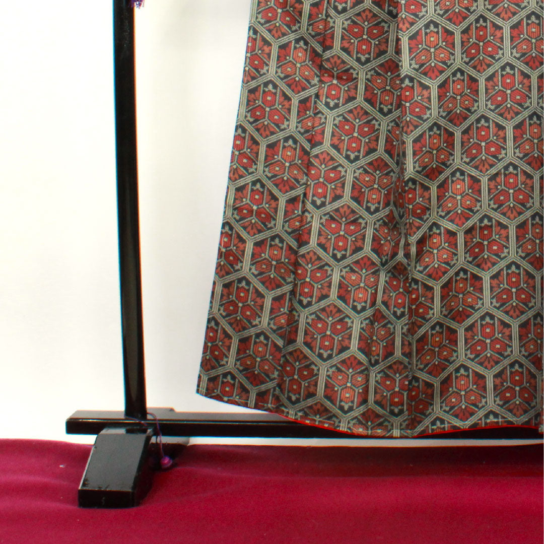 村山大島 身丈158cm 裄丈63.5cm 抽象模様 正絹 Aランク 袷 黒系 1116001983310