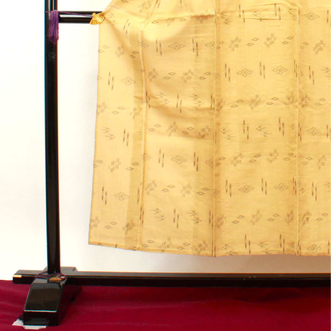 夏物 正絹 紬 身丈151.5cm 裄丈63cm 楊梅色(やまももいろ) 琉球模様 絣 夏紬 紗 Sランク ベージュ系 1132001632225