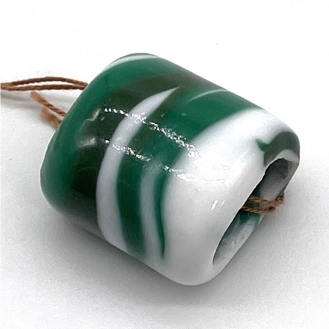 (新古品) 帯留め 陶磁器 カジュアル 緑琉璃色(リューリューリースー) トンボ玉 縞 曲線 長さ約2cm 幅約2cm Sランク 緑系 1137000252919