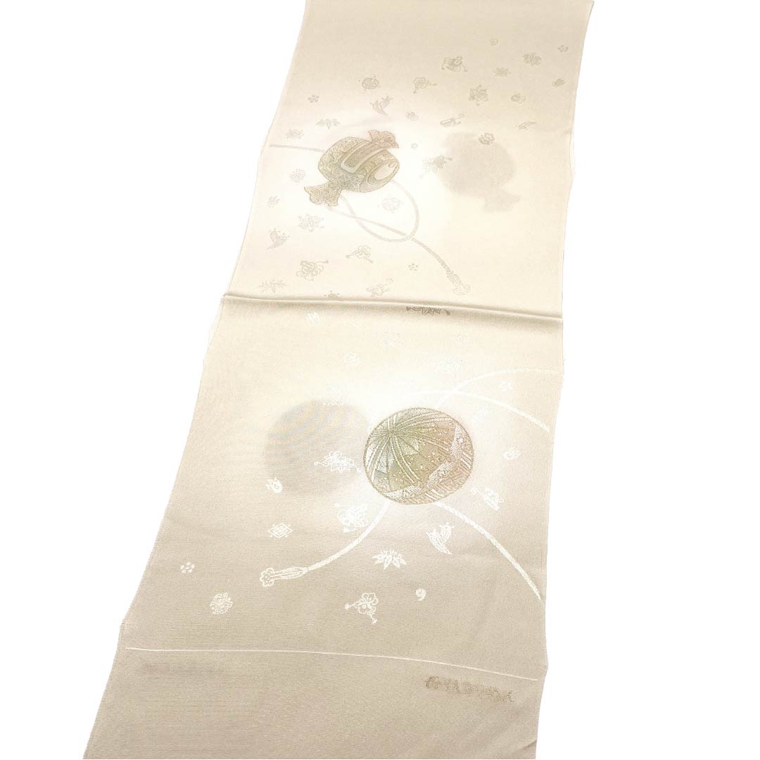 帯揚げ 正絹 Sランク セミフォーマル 練色(ねりいろ) 丹後ちりめん 古典柄 宝尽くし 長さ約180cm 幅約29cm ベージュ系 1136003762925