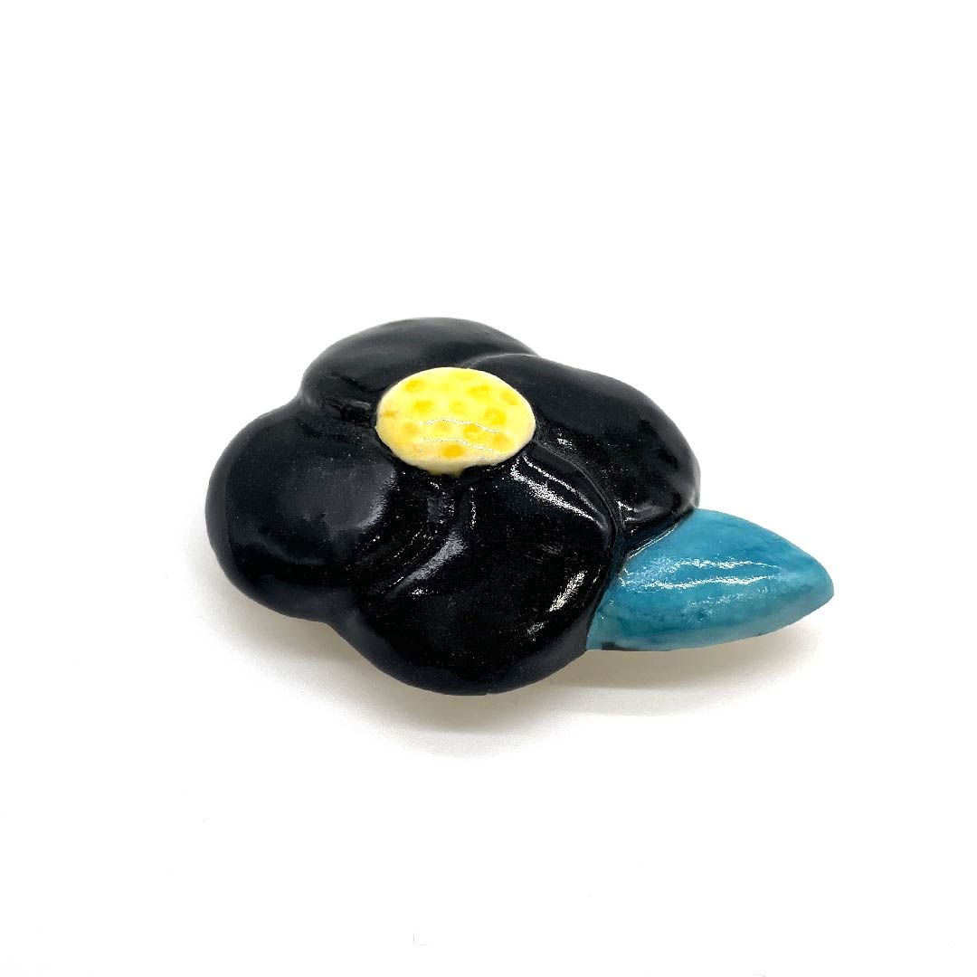 (New old stock) Obi fastener, ceramic, casual, black, ceramic, camellia flower, length approx. 4cm, width approx. 5cm, S rank, black, 1137000382910