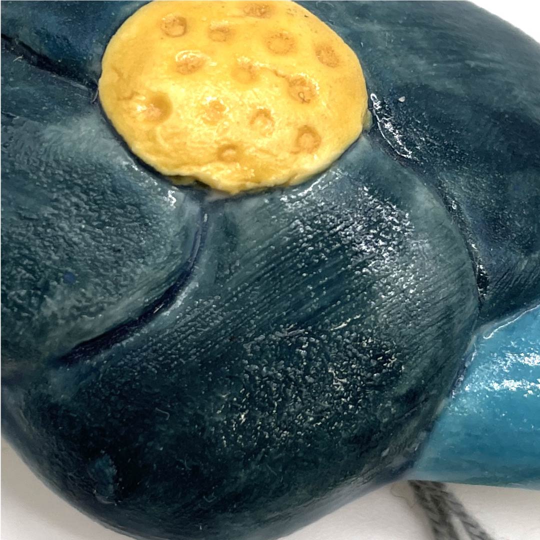 (新古品) 帯留め 陶磁器 カジュアル 深藍色(ふかきあいいろ) 陶器 椿 花 長さ約4cm 幅約5cm Sランク 緑系 1137000112919